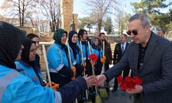 Kadın temizlik görevlileri karanfillerle işbaşı yaptı