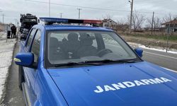Kamyonun motor kısmındaki yangın paniğe neden oldu
