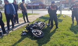 Kırmızı ışık ihlali yapan motosiklet kamyonetle çarpıştı: 1’i ağır, 2 yaralı