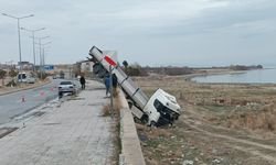 Kontrolden çıkan tır asılı kaldı: 1 yaralı