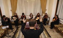 Kürsübaşı’na kadın eli değdi, izleyenler hayran kaldı