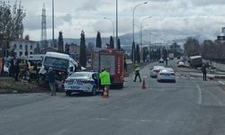 Kütahya’da tır ile kamyonet çarpıştı: 1 ölü, 2 yaralı