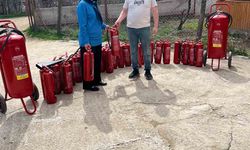 Muhtar, köylülere yangın tüpü dağıttı