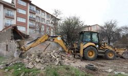 Odunpazarı Belediyesi tehlike arz eden metruk binayı yıktı