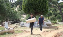 Öz babaları tarafından öldürülen bebekler aynı tabutta taşındı