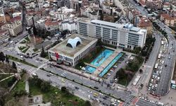 Saraçhane’deki İBB binası önünde yaşanan hareketlilik havadan görüntülendi