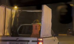 Soğuğa rağmen pikap kasasında yolculuk yapan çocuklar