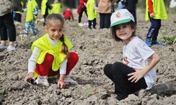 Tarsus’ta çocuklar okaliptüs fidanlarını toprakla buluşturdu