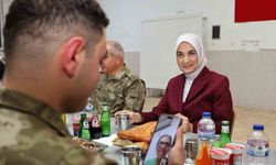 Vali, Mehmetçiğin iftar sofrasına konuk oldu