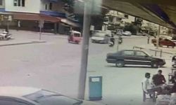 Antalya’da motosiklet ile hafif ticari araç çarpıştı: Kaza anı kamerada