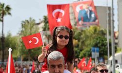 Babalarının omuzlarında bayramı kutladılar