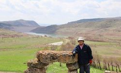 Baraj manzaralı asırlık musalla taşı, köy sakinleri alışsa da ilk kez görenleri ürkütüyor