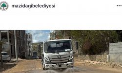 Belediye bozduğu yollara parke taşı döşemek yerine su döküyor