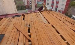 Bingöl’de şiddetli rüzgar nedeni ile binaların çatıları uçtu