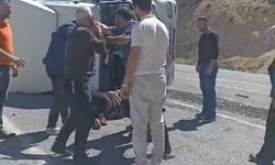 Bitlis’te tır devrildi: 2 yaralı