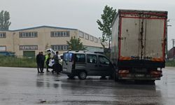 Bursa’da hafif ticari araç kamyonla çarpıştı: 1 yaralı