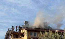 Çatıda çıkan yangın evi sardı