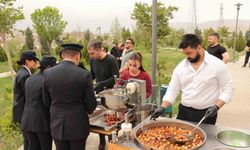 Cizre’de Polis Haftası etkinlikleri kapsamında şehitler anıtına karanfil bırakıldı