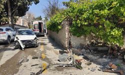 Direksiyon hakimiyetini kaybeden sürücü bahçe duvarına çarptı