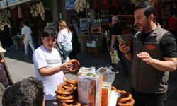 Diyarbakırlı fenomen 5 yıldır canlı yayın bağışlarıyla ücretsiz simit ve meyve suyu dağıtıyor