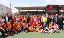 Galatasaray’ın efsaneleri Cizre’de gençlerle dostluk maçı yaptı