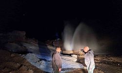 Hakkari’de içme suyu hattında arıza: 6 metreye kadar fışkıran su ekipleri zor durumda bıraktı