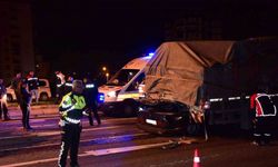 Kayseri’de Fiat Tofaş marka araç tırın altına girdi, kağıt gibi ezildi: 1 ölü