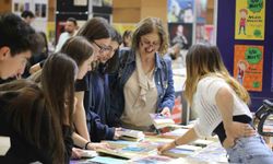 Kepez Kitap Fuarı’na kitapseverlerin ilgisi sürüyor