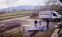 Kesmek istedikleri varil patlayınca neye uğradıklarını şaşırdılar: Patlama anı kamerada