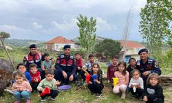 Öğrenciler fidanları jandarma ile birlikte toprakla buluşturdu