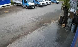 Park halindeki kamyonete çarpan otomobil hurdaya döndü, genç sürücüsü hayatını kaybetti