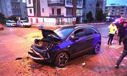 SUV araç ile otomobil çarpıştı: 6 yaralı