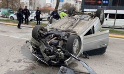 Takla atıp hurdaya dönen otomobilden burnu bile kanamadan kurtuldu