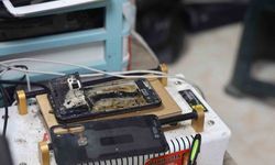 Telefon bataryası bomba gibi patladı, panik anı kamerada