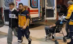 Yan bakma kavgasında 2 kişiyi silah kabzasıyla darp etti