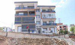 Yıkılmayla karşı karşıya kalan binaya kaya ve topraklı önlem