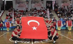 Gençlerin gösterileri ayakta alkışlandı