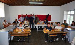 Kaymakam Odabaş’tan Tahtakuşlar’da bağlama kursuna ziyaret
