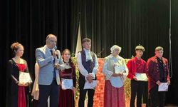 Lise öğrencilerinden İngilizce oyun