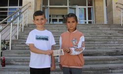 Sivaslı minik öğrenci paranın üzerindeki yazının izini sürerek sahibine ulaştı