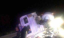 Arkadan çarptığı tırın şoför kabinini devirdi, sürücü kabinde sıkıştı