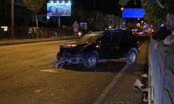 Demir korkuluklara çarpan otomobildeki 2 kişi yaralandı