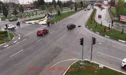 Dikkatsizliğin sebep olduğu kazalar kameralara yansıdı