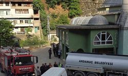 Evde çıkan yangına kovalarla taşıdıkları suyla müdahale ettiler