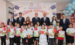 Vali Akkoyun, karne dağıtım törenine katılarak öğrencilerin sevincine ortak oldu