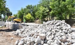 Yeşilyurt Belediyesi’nden Şahnahan’a taş duvarla güvenli yol