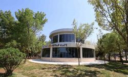 Başiskele Sahili’ne kitap kafe açıldı