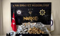 Van’da kamyonetteki yün çuvallarının içinden 122 kilo uyuşturucu çıktı