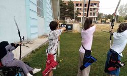 Bahçelievler yüzme havuzu bahçesinde okçuluk rüzgarı