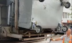 Bayırköy’de çöp konteynerleri düzenli olarak tek tek yıkanıp dezenfekte ediliyor